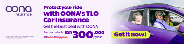 Family in a purple car featured in OONA TLO Car Insurance ad, promoting premium from IDR 300,000 per year with “Get it now” offer.
