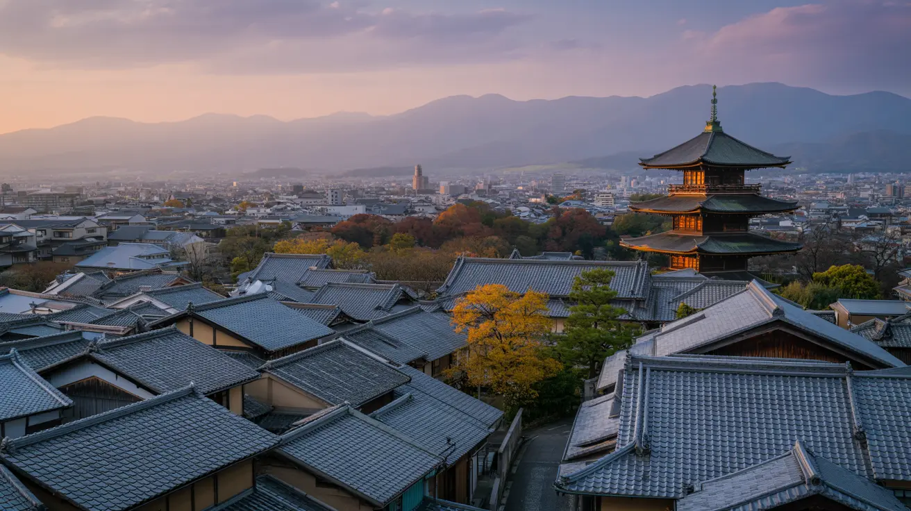 Pemandangan panorama kota Kyoto saat senja musim gugur, dengan Pagoda Yasaka yang ikonik menjulang di antara deretan atap rumah tradisional berubin abu-abu, pepohonan daun gugur berwarna merah-kuning cerah, serta pegunungan hijau samar di bawah langit ungu-merah muda yang memukau.