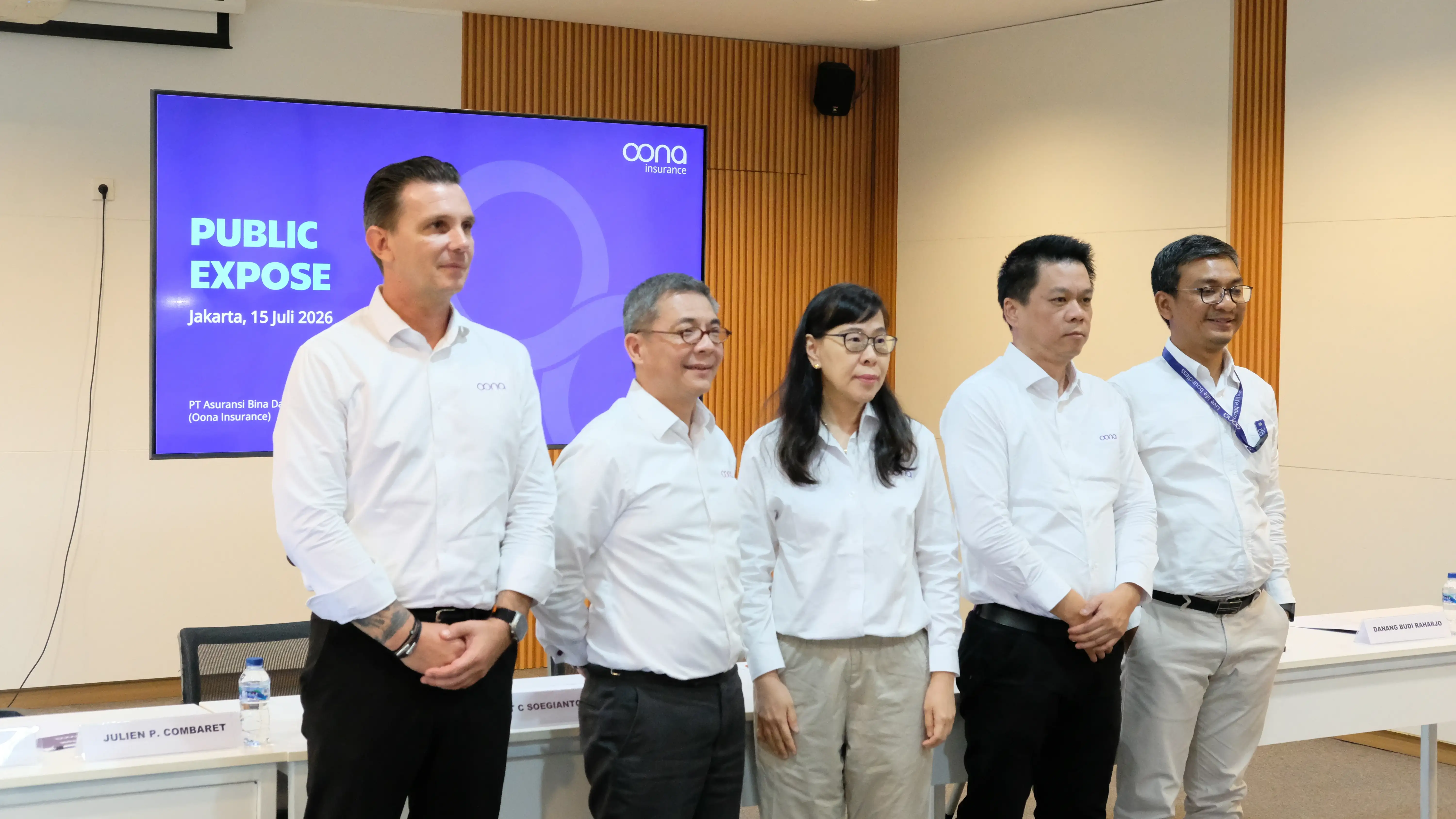 Oona Insurance team members pose during the 2026 public expose