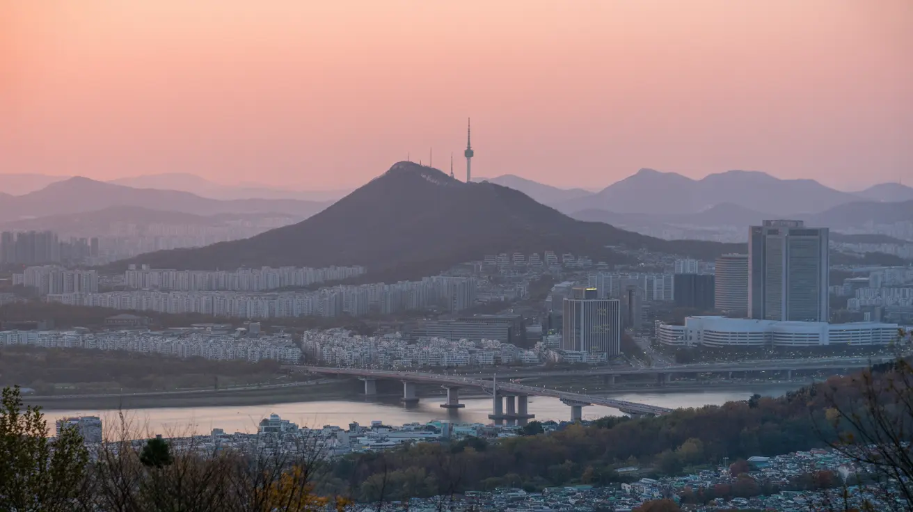 Pemandangan panorama kota Kyoto saat senja musim gugur, dengan Pagoda Yasaka yang ikonik menjulang di antara deretan atap rumah tradisional berubin abu-abu, pepohonan daun gugur berwarna merah-kuning cerah, serta pegunungan hijau samar di bawah langit ungu-merah muda yang memukau.
