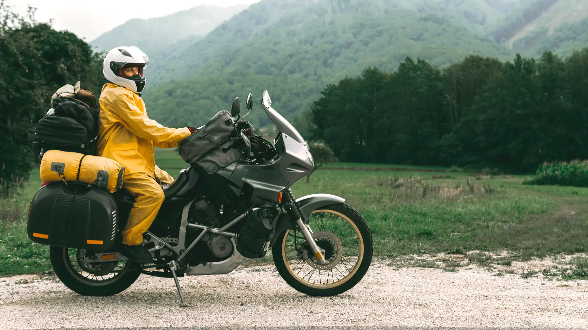 Tips aman berkendara motor di musim hujan